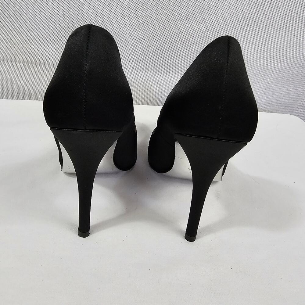 Chic Black Heels with Sleek Design - Picture 10 of 11